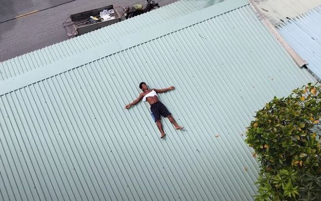 Kỳ lạ người đàn ông có sở thích nằm phơi nắng hàng giờ đồng hồ lúc 'chính ngọ'