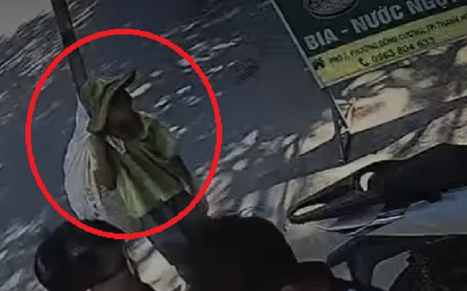 Gặp cậu bé nhặt ve chai xách trên vai chiếc bị, anh chủ quán phở có hành động bất ngờ