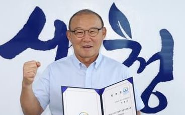 HLV Park Hang Seo có hành động đẹp với đội tuyển nữ Việt Nam