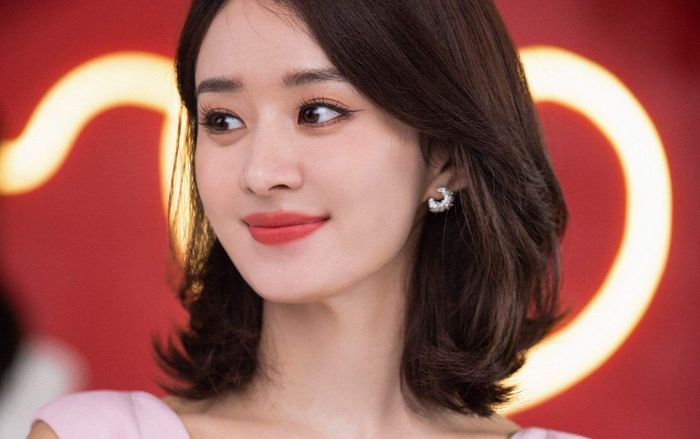 Triệu Lệ Dĩnh giàu có nhưng vẫn bị soi mặc đi mặc lại một bộ đồ nhiều lần