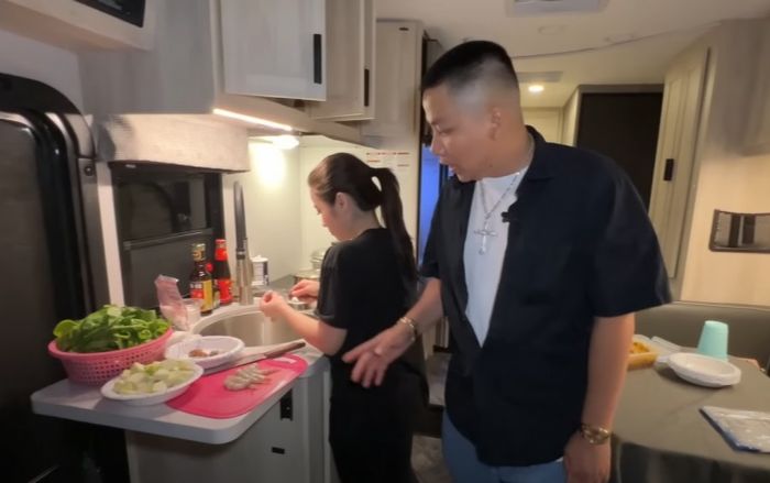 Khoa Pug lái ngôi nhà di động phượt trên đất Mỹ, cô gái lạ đồng hành gây tò mò