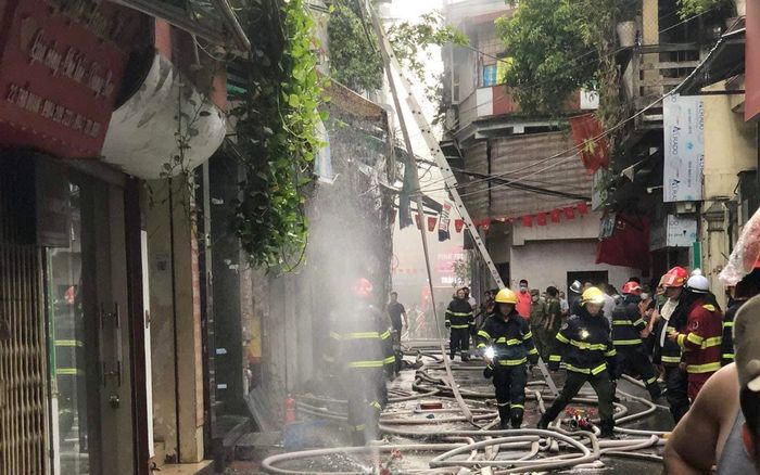 Chủ tịch Hà Nội chỉ đạo điều tra vụ cháy nhà khiến 3 nạn nhân tử vong