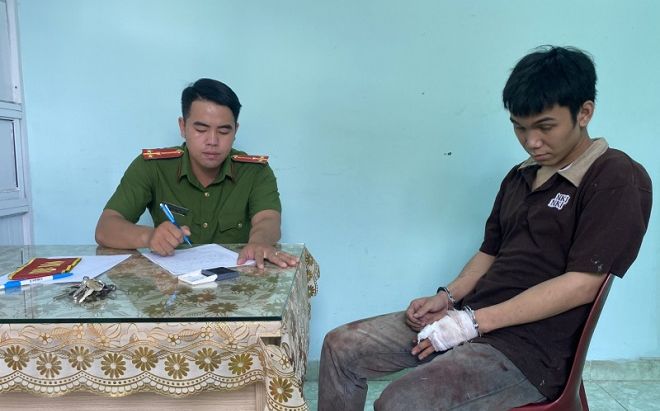 Bơi qua sông để chạy trốn, gã cướp vẫn không thoát khỏi của 2 anh phụ hồ
