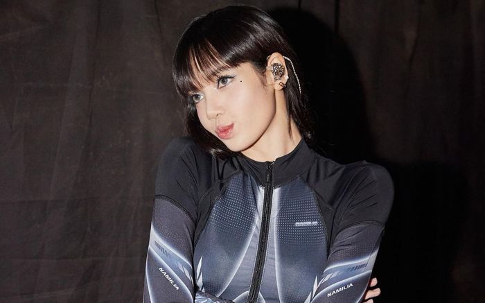 Đang diễn nhưng muốn hắt xì, phản ứng của Lisa gây bão mạng xã hội