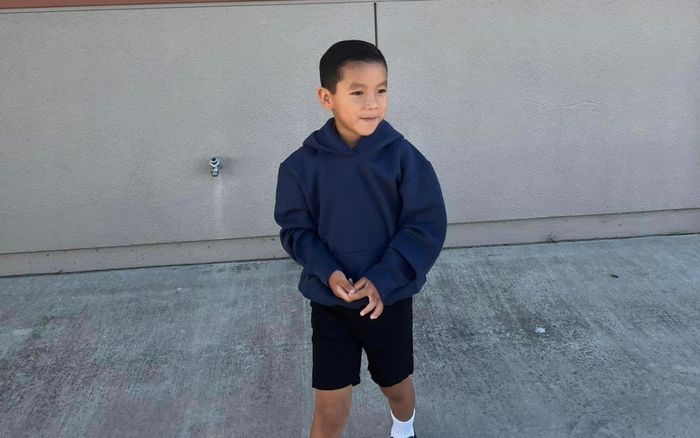 Lên đồ đi học, quý tử nhà Phạm Hương ra dáng tổng tài nhí