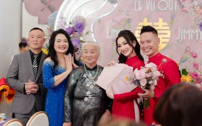 Cô dâu gây sốt khi nhận 26 cuốn sổ đỏ quà mừng cưới, danh tính khiến CĐM tò mò