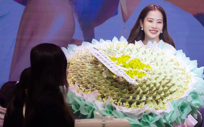 Nam Em ghi điểm với hành động khi được khán giả tặng hoa trên sân khấu