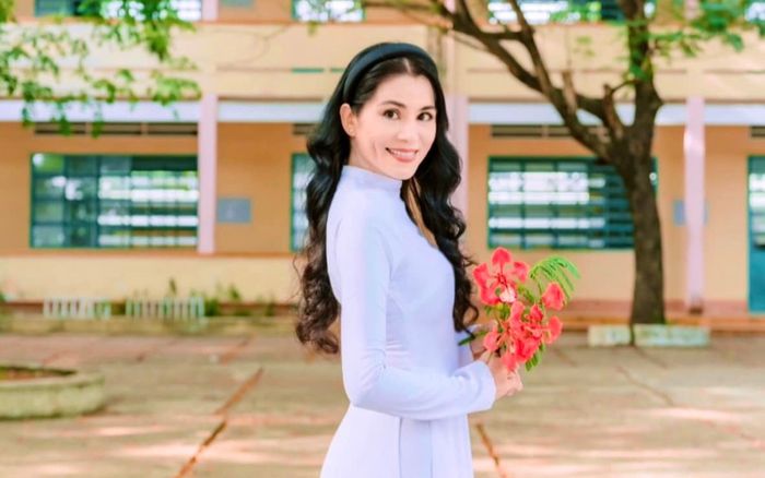 Bà xã Quyền Linh trẻ như gái đôi mươi trong trang phục áo dài nền nã