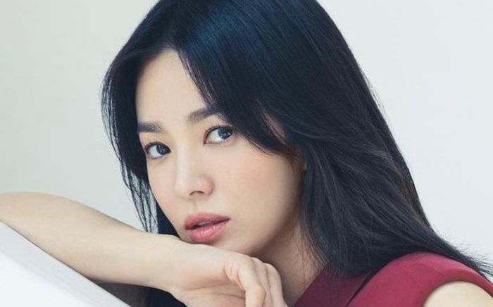 Song Hye Kyo công khai ôm ấp trai lạ, nửa kia cũng chẳng kém cạnh Song Joong Ki