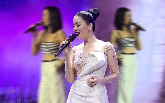 Lệ Quyên diện áo 'bé xíu' tập hát, vóc dáng thật tuổi U50 gây bất ngờ