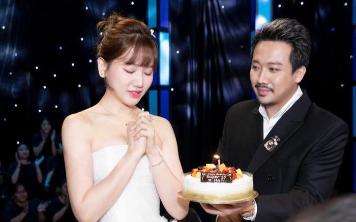 Hari Won nói điều phũ phàng về Trấn Thành trên livestream: 'Rất xàm, ăn mặc xấu'