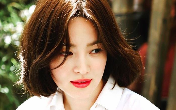 Song Hye Kyo đến tận chỗ làm để thăm bạn trai, 'người ấy' là ai mà may mắn vậy?