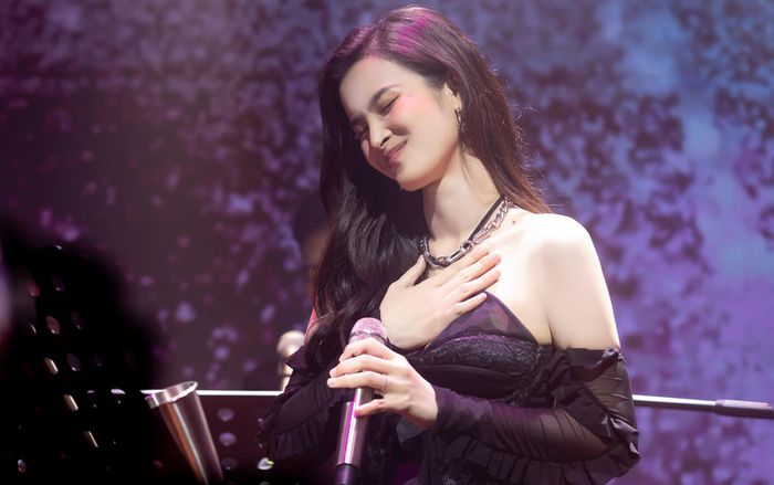 Sở hữu mức catxe ngất ngưởng , Đông Nhi vẫn mượn tiền fan khi chạy show ca hát