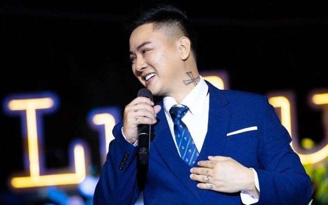 Biểu cảm bất ngờ của Hoài Lâm khi bị fan nữ 'cưỡng hôn' trên sân khấu