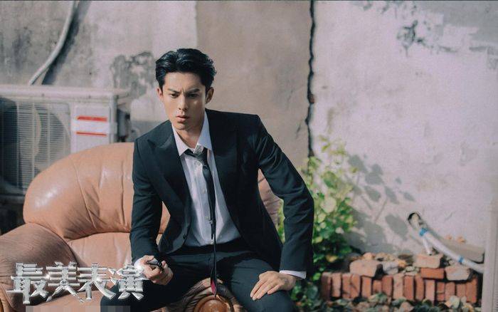 Vương Hạc Đệ hóa bad boy, miệng phì phèo nhả khói khiến fan sốc nặng