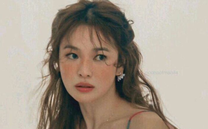 Song Hye Kyo bất ngờ lộ mặt mộc kém sắc bên một người đàn ông lạ