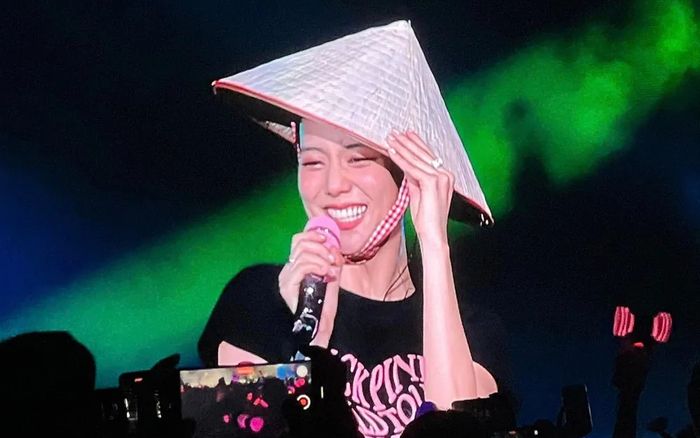 Nam khán giả muốn làm 'bạn trai' của Jisoo, nữ ca sĩ từ chối ngay trên sân khấu