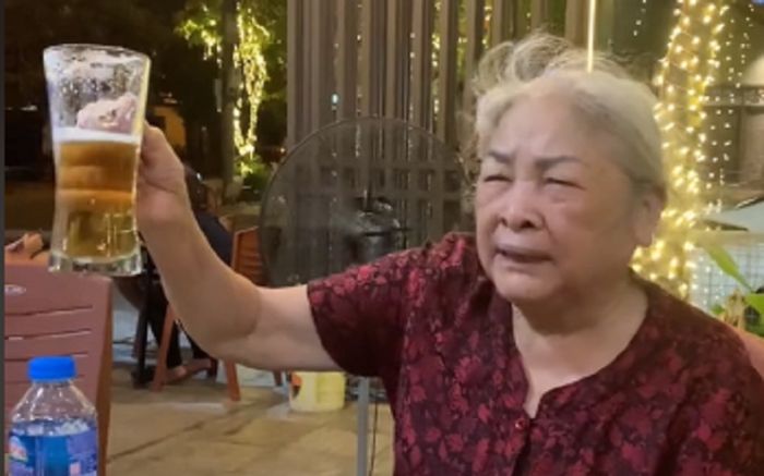 Cụ bà dạy các quý ông cách từ chối khi bị ép uống rượu 'gây sốt' mạng xã hội