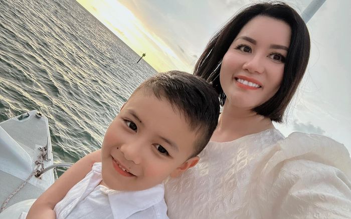 Con trai Đan Trường ra dáng trụ cột, làm trợ lý cho mẹ cực chuyên nghiệp