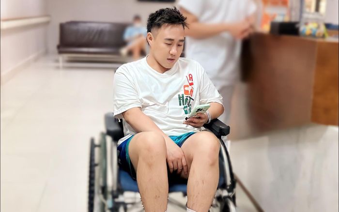 Trung Quân Idol nhập viện vì gãy xương sườn