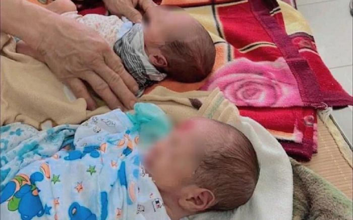 2 em bé sinh đôi bị bỏ rơi ở ven đường kèm mẩu giấy 'bố mẹ cháu không tìm lại'