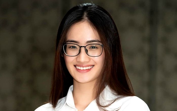 Hoa hậu Ý Nhi hé lộ bộ phim yêu thích, netizen nghe mà giật cả mình