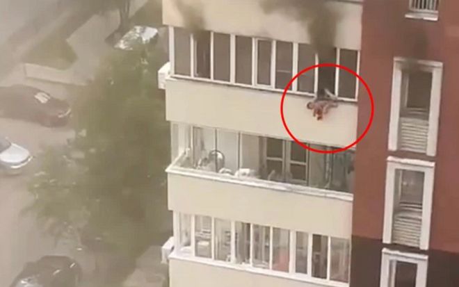 Nghẹt thở khoảnh khắc mẹ ném con từ độ cao 30m để thoát khỏi đám cháy và cái kết