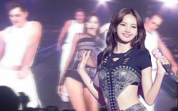 Lisa bị rớt dây áo trong lúc đang hát trên sân khấu, xử lý ra sao?