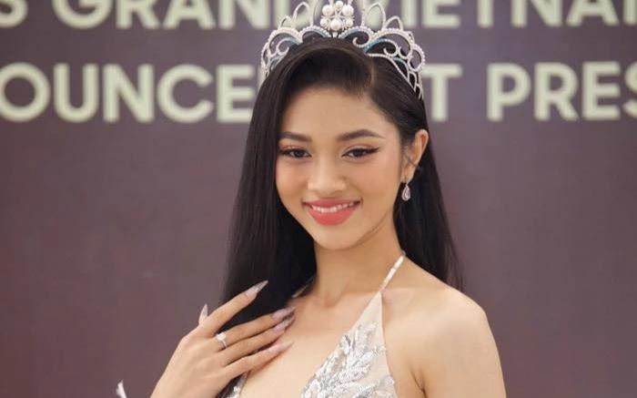 Phản ứng bất ngờ của Á hậu Minh Kiên khi gặp bạn học cũ chỉ sau 1 tháng đăng quang