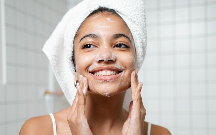 6 thói quen buổi sáng tưởng có lợi nhưng đang âm thầm hủy hoại làn da của bạn