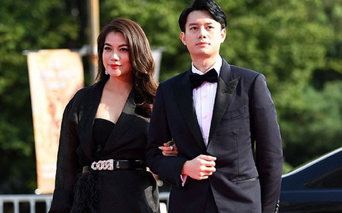 Trương Ngọc Ánh được tình trẻ hộ tống mọi nơi, chiếm spotlight diện đồ đôi