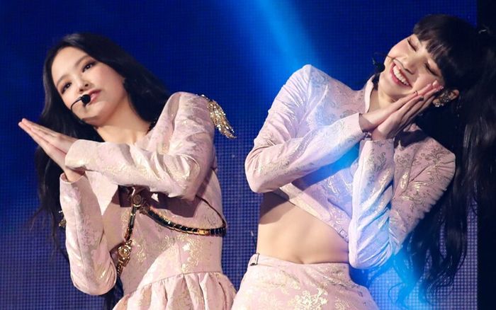 Jennie gặp sự cố giống hệt Lisa trên sân khấu khiến người xem 'đứng tim'