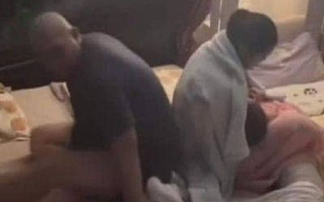 Thương vợ rạng sáng ngồi dỗ con nhỏ, chồng ngồi im làm điểm tựa