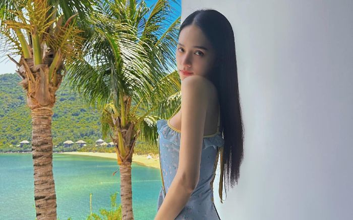 Hương Giang khoe thân hình đồng hồ cát, nhan sắc thế nào khi ít phấn son
