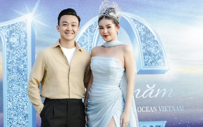 Lê Âu Ngân Anh vác bầu, được chồng MC hộ tống đi chấm thi lúc 6h sáng