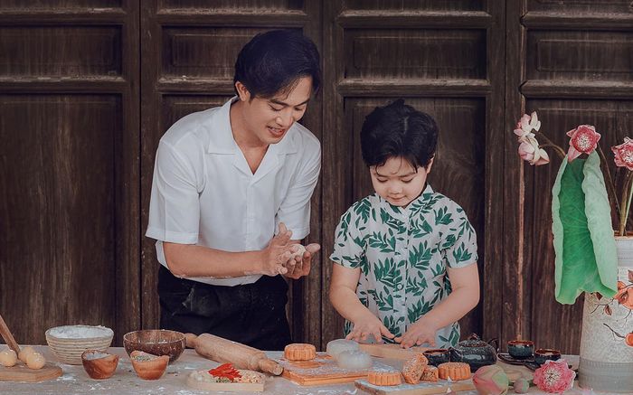 Doãn Quốc Đam tung bộ ảnh Trung Thu cực đáng yêu bên cậu con trai