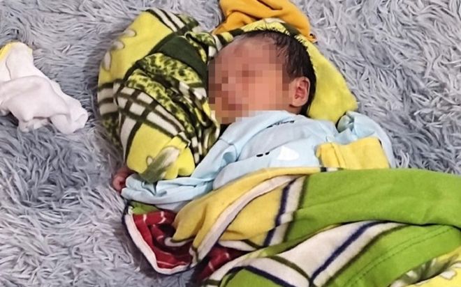 Xót xa bé trai 20 ngày tuổi bị bỏ rơi trước cổng chùa Mộc Thông