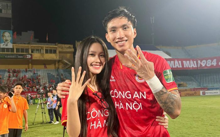 Bạn gái ra sân tiếp lửa cho Đoàn Văn Hậu, nhan sắc nàng WAGs chiếm spotlight