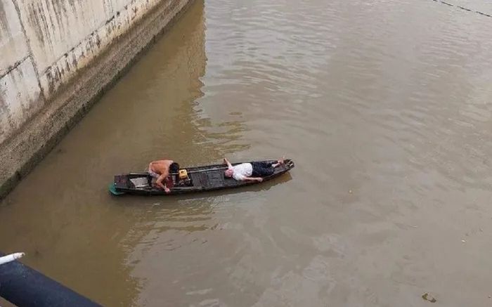 Ô tô tông gãy lan can rơi xuống sông Đồng Nai, tài xế được cứu kịp thời