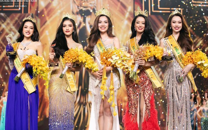 Lê Hoàng Phương và hai tân Á hậu đón nhận tin mừng trong ngày đầu nhiệm kỳ