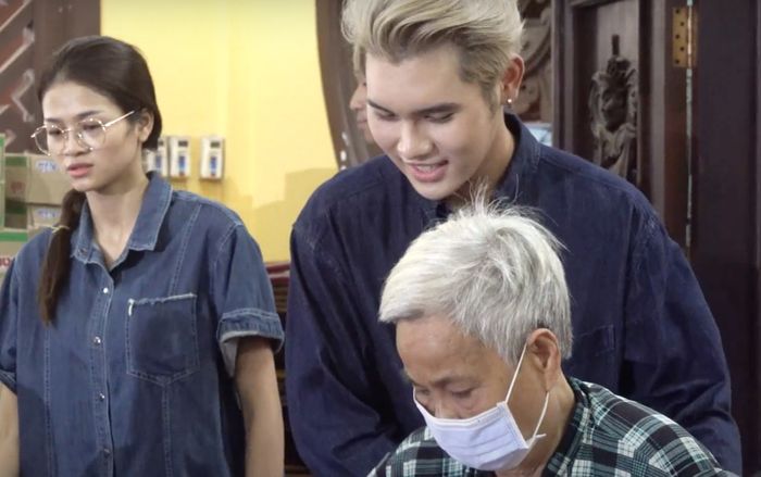 Thí sinh Vietnam Idol xúc động, rơi nước mắt trong chuyến thiện nguyện mùa Vu Lan