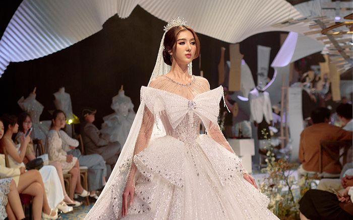 Vợ Hồ Quang Hiếu diện váy cưới lộng lẫy khiến khán giả tròn xoe mắt