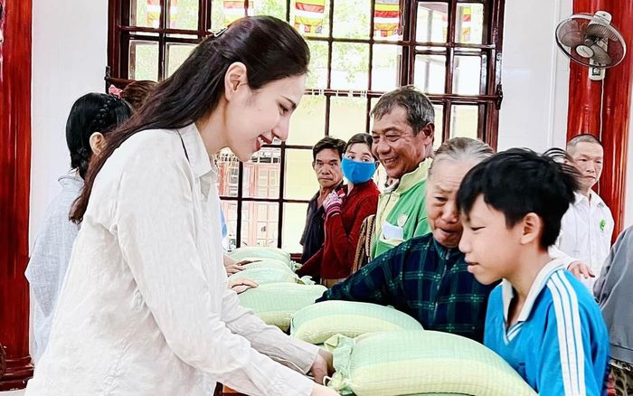 Thủy Tiên lộ diện trong chuyến đi từ thiện mùa Vu Lan, vẻ ngoài khác lạ thấy rõ