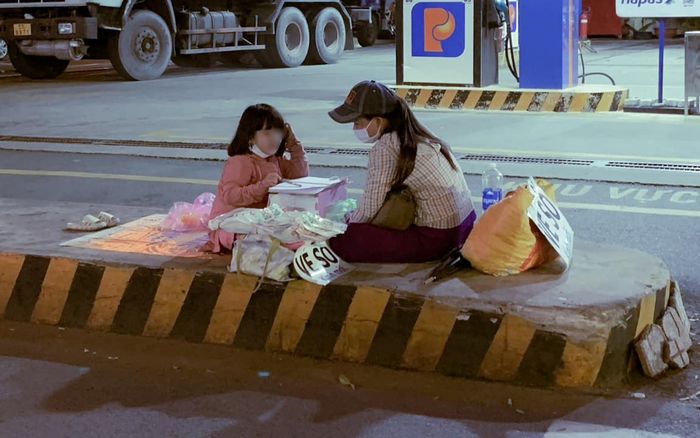 Xúc động hình ảnh bé gái vừa cùng mẹ bán vé số, vừa vẽ ước mơ trên trang giấy