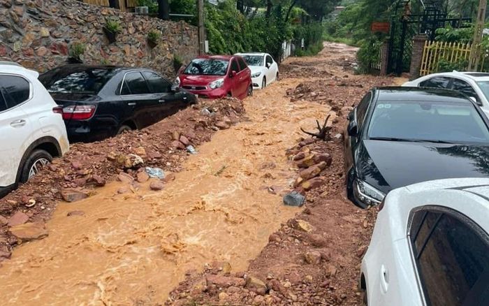 Hà Nội: Mưa lớn gây lũ quét, hàng loạt ô tô bị đất đá vùi lấp