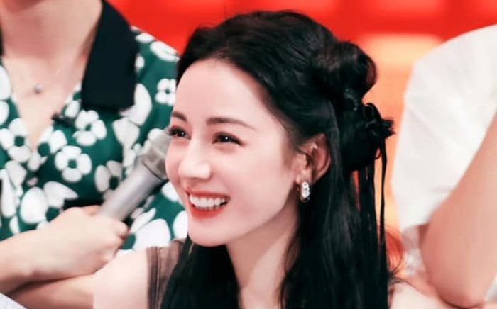 Địch Lệ Nhiệt Ba chính thức hết thời, còn bị đàn em 'nẫng tay trên'