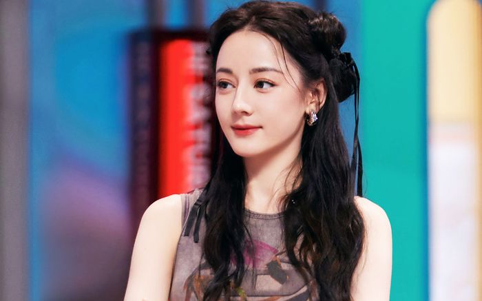 Địch Lệ Nhiệt Ba bất ngờ công khai con trai, bé con được nhận xét giống hệt mẹ