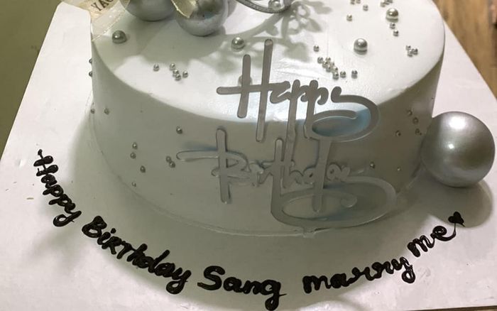 Đặt bánh kem cầu hôn bạn trai, cô gái thất vọng tột cùng vì thành phẩm nhận được