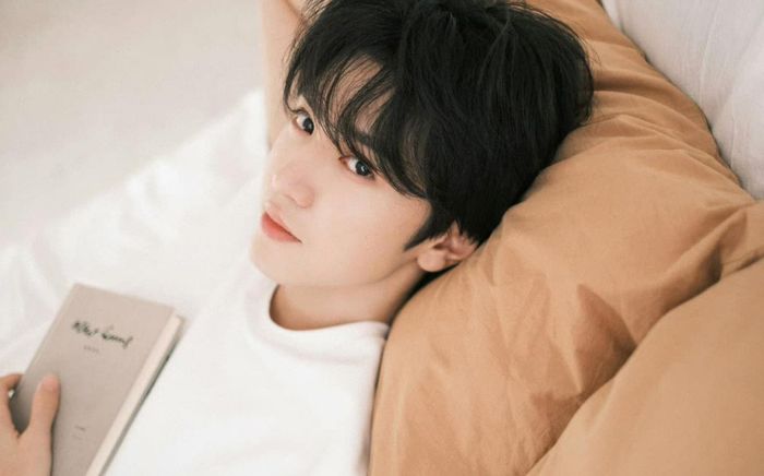 Trần Triết Viễn mặc áo 'lạ' ra sân bay, đụng hàng với nhân vật không ai ngờ