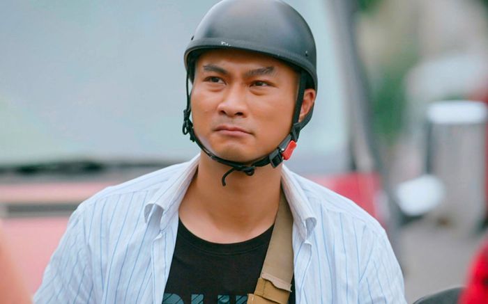 Duy Hưng đấm thủng tường khi thấy người đàn ông khác thân mật với vợ